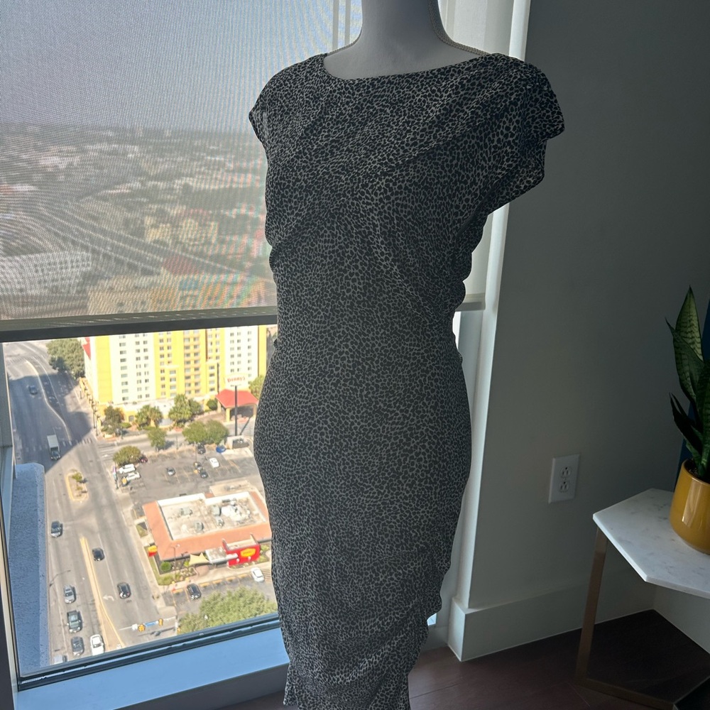 Ann Taylor size 6, black and white. Zipper side. Fitted, hugs all the curves.